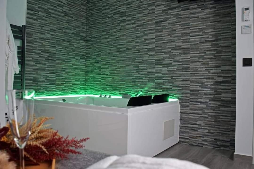 Alojamientos Lola, Suite Con Jacuzzi Benalup-Casas Viejas Eksteriør bilde